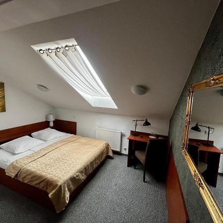 Orion Hotel Parczew Extérieur photo