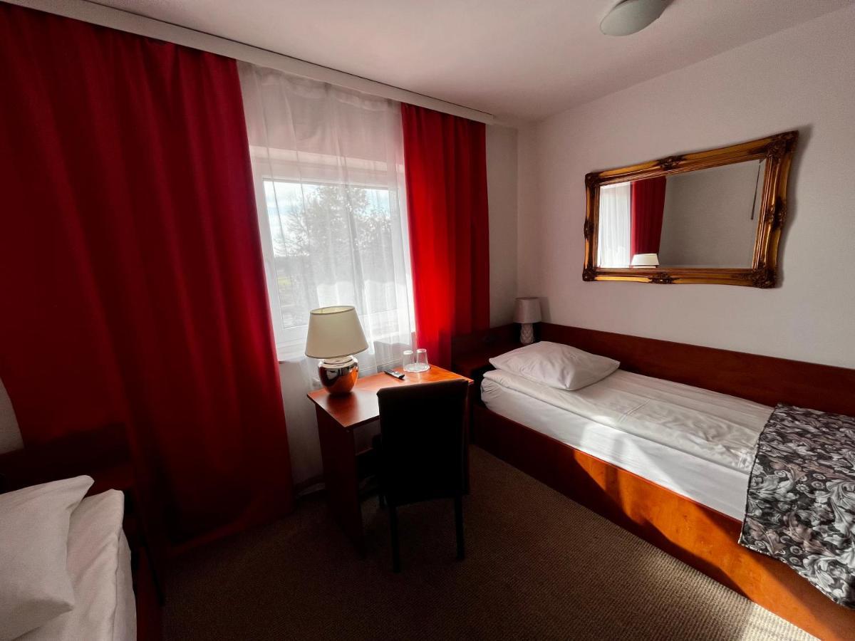 Orion Hotel Parczew Extérieur photo
