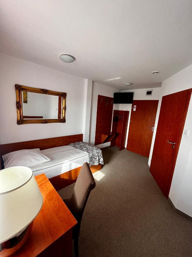 Orion Hotel Parczew Extérieur photo