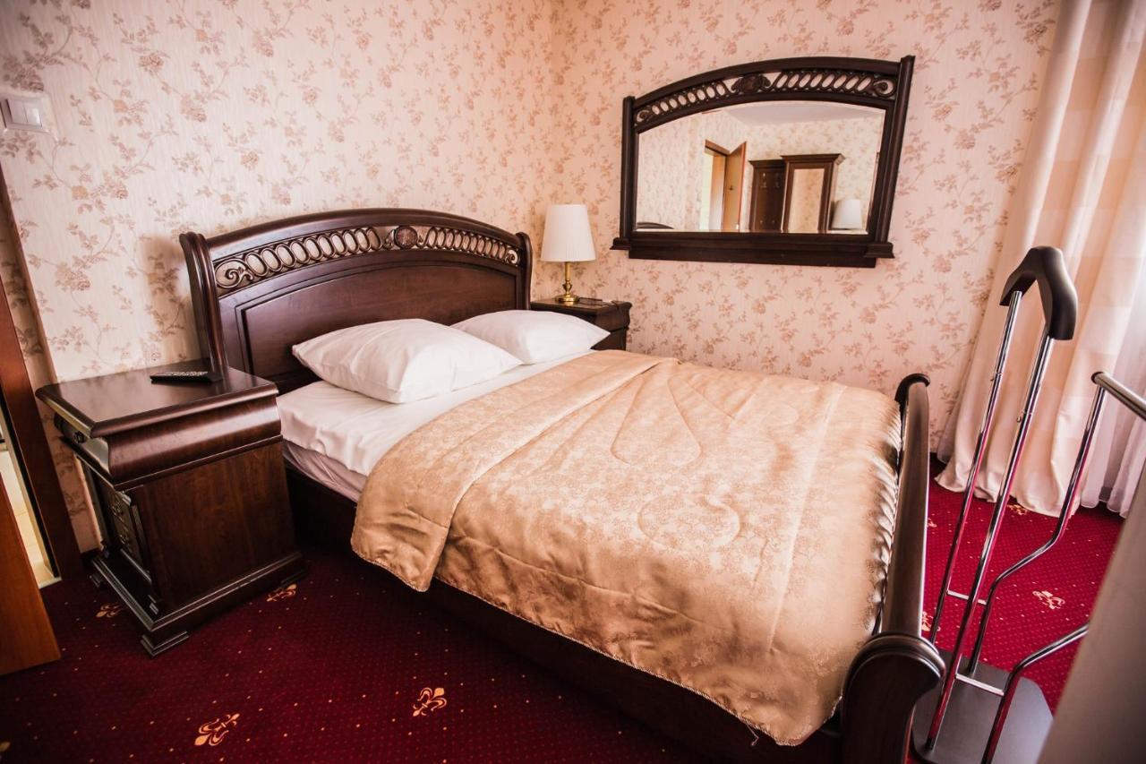 Orion Hotel Parczew Extérieur photo